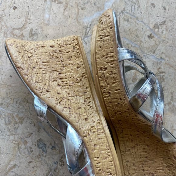 Silver Slip On Thong Strappy Sandal Platform Wedge Classified Size 6.5 New - Picture 12 of 13